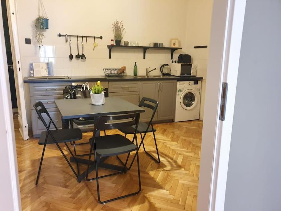 Apartment Beautifully Design Near Corvin Plaza *